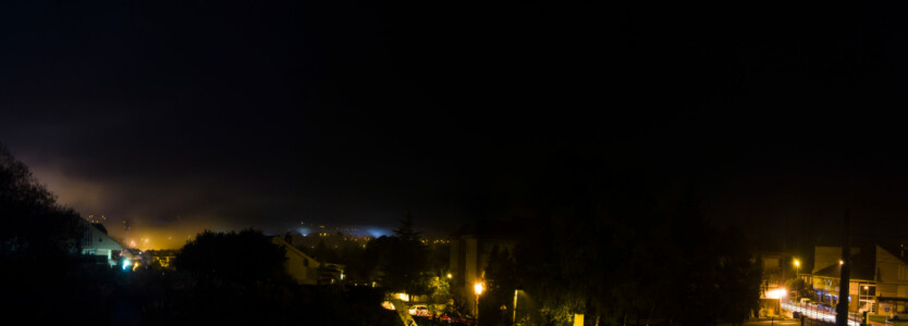 Panorámica nocturna con niebla